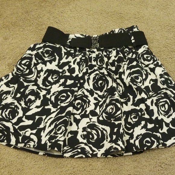 Twenty One Dresses & Skirts - Last Chance - Floral Printed Skirt with Belt